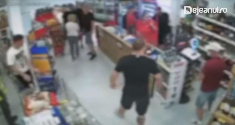Momente ireale în Dej! Fanii lui CSA au bătut un politician într-un magazin! Totul a fost surprins de camere_4