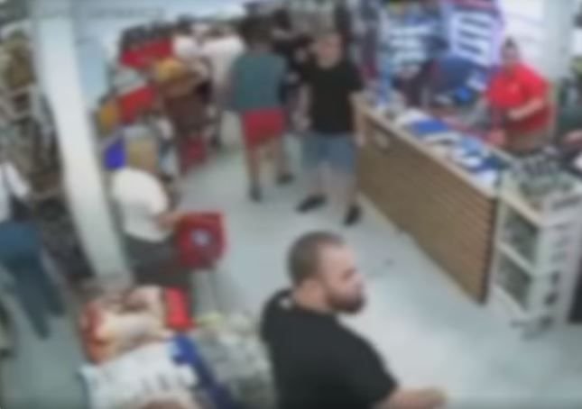 Momente ireale în Dej! Fanii lui CSA au bătut un politician într-un magazin! Totul a fost surprins de camere_5