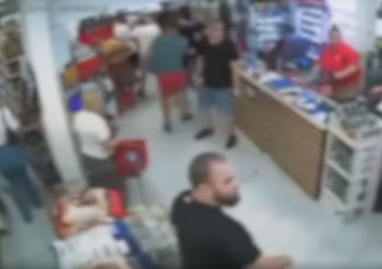 Momente ireale în Dej! Fanii lui CSA au bătut un politician într-un magazin! Totul a fost surprins de camere_5