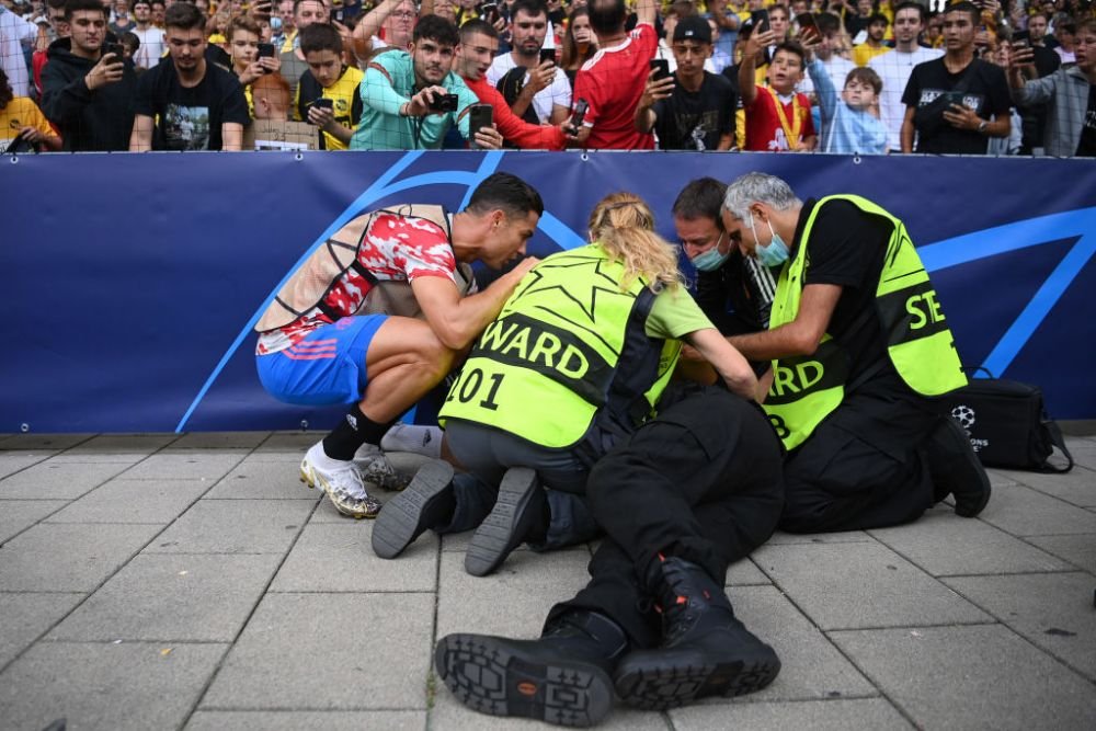 Gest superb al lui Ronaldo înainte de startul meciului cu Young Boys, după ce un steward a fost lovit cu mingea în față _3