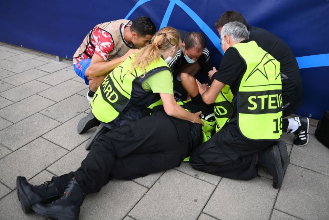 Gest superb al lui Ronaldo înainte de startul meciului cu Young Boys, după ce un steward a fost lovit cu mingea în față _4