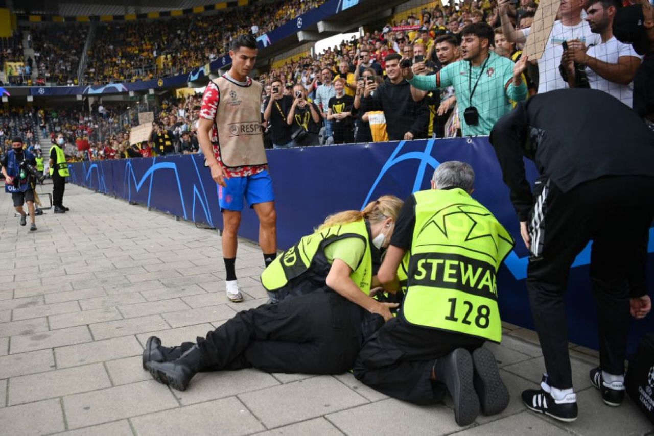Gest superb al lui Ronaldo înainte de startul meciului cu Young Boys, după ce un steward a fost lovit cu mingea în față _5