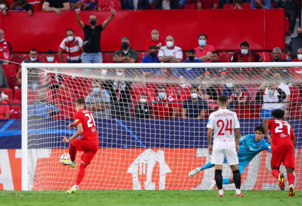S-a scris istorie în Champions League! Sevilla - Salzburg, primul meci în care se acordă patru penalty-uri _2