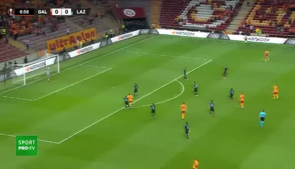 Alexandru Cicâldău își încearcă norocul cu un șut de la distanță, dar trimite mult peste poartă