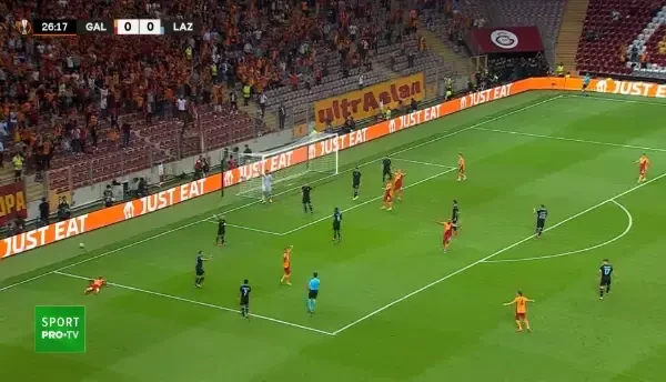 Cic&acirc;ldău este faultat la marginea careului de un adversar, dar arbitrul a lăsat jocul să continue, &icirc;n ciuda protestelor de pe banca lui Galatasaray