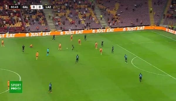 OCAZIE GALATASARAY! Moruțan pătrunde &icirc;n careu, trec&acirc;nd pe l&acirc;ngă fundașii lui Lazio și &icirc;i pasează lui Kerem, care trimite pe l&acirc;ngă poartă