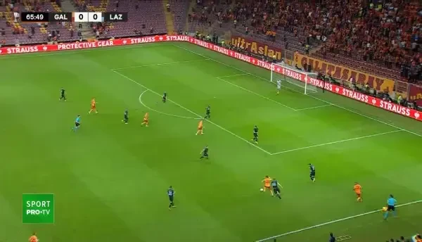 AUTOGOL! Moruțan a primit la marginea terenului, și-a driblat adversarul și a centrat, un fundaș de la Lazio a deviat cu capul, iar portarul Strakosha a trimis &icirc;n propria poartă