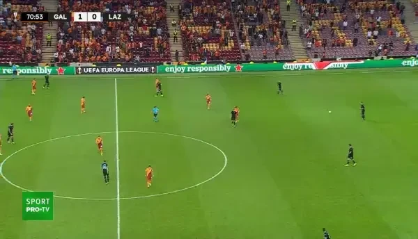 OCAZIE GALATASARAY! Cic&acirc;ldău a șutat din apropierea semicercului, dar portarul a respins &icirc;n corner!