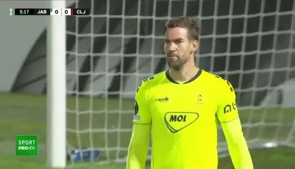 OCAZIE JABLONEC! Gazdele scapă pe un contraatac rapid din propria jumătate de teren, balonul ajunge la Plestil, care răm&acirc;ne singur cu Bălgrădean, dar trimite peste poartă