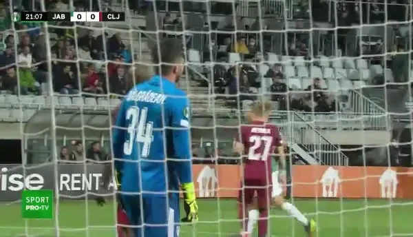 OCAZIE JABLONEC! Manea pierde balonul în propria jumătate, Pilar încearcă un voleu cu pământul, dar Bălgrădean e atent și respinge în corner