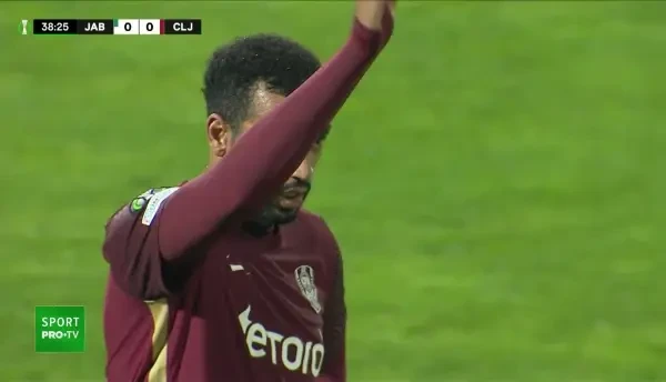 Omrani primește la marginea careului și șutează puternic, dar trimite pe lângă poartă