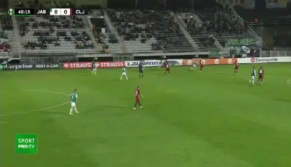 PENALTY pentru Jablonec! Bălgrădean sare pe sub minge după o centrare, iar Camora, pentru a evita golul, respinge cu mâna din fața porții!