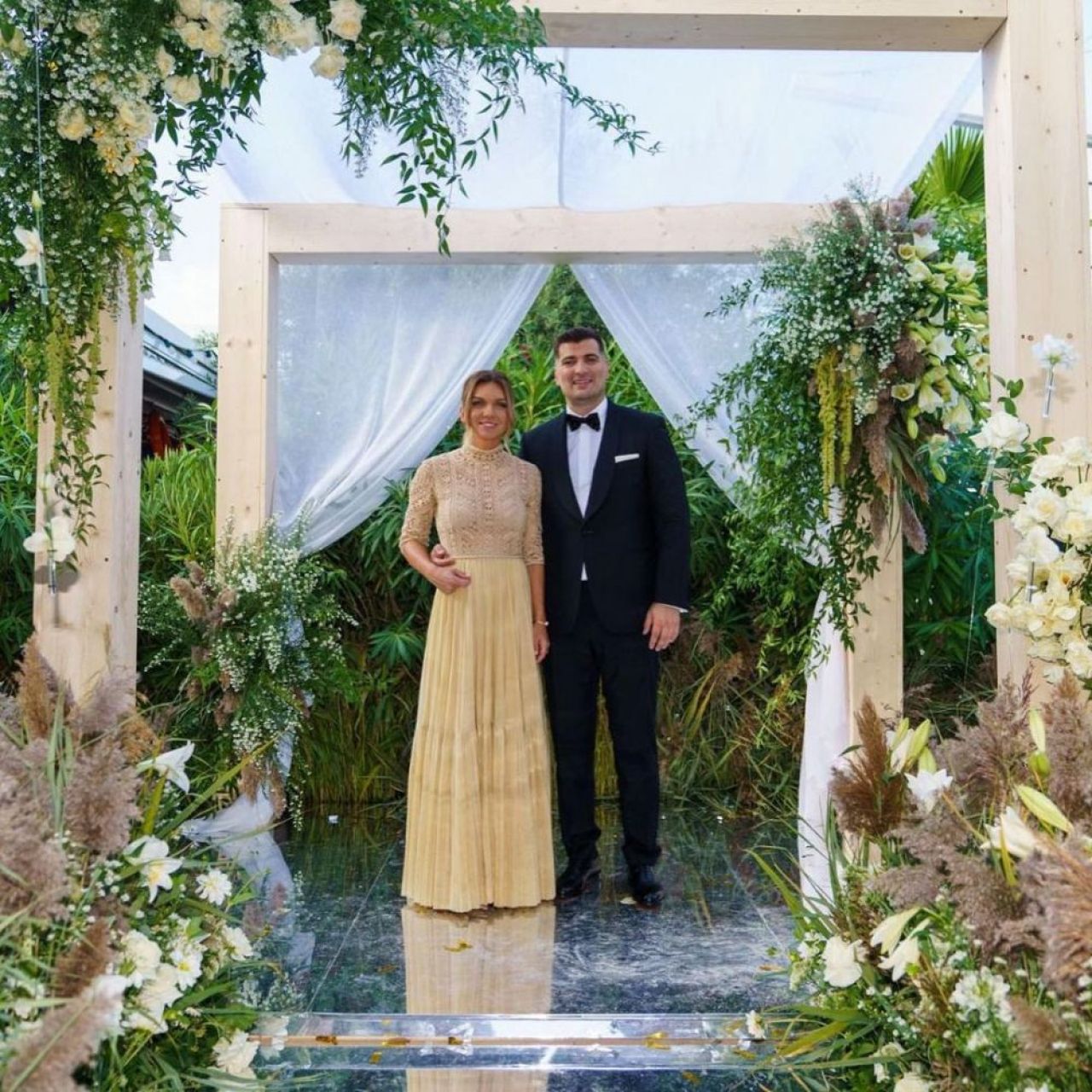 Simona Halep a ales două ținute spectaculoase la cununia civilă. Cât au costat rochiile cu care a impresionat _7