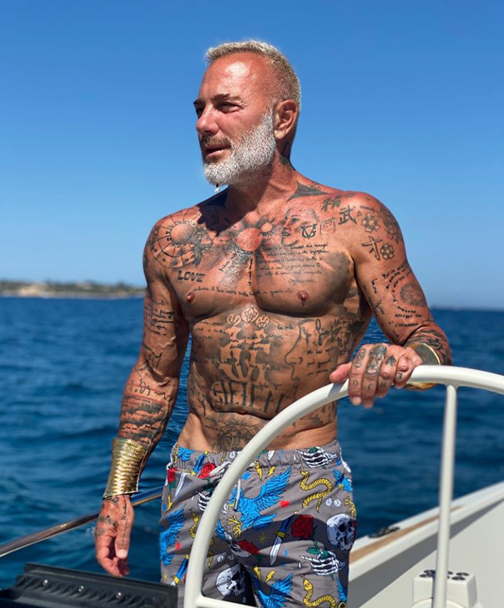 Gianluca Vacchi, apariție extravagantă în vacanță. Milionarul italian a ales un obiect vestimentar inedit _24