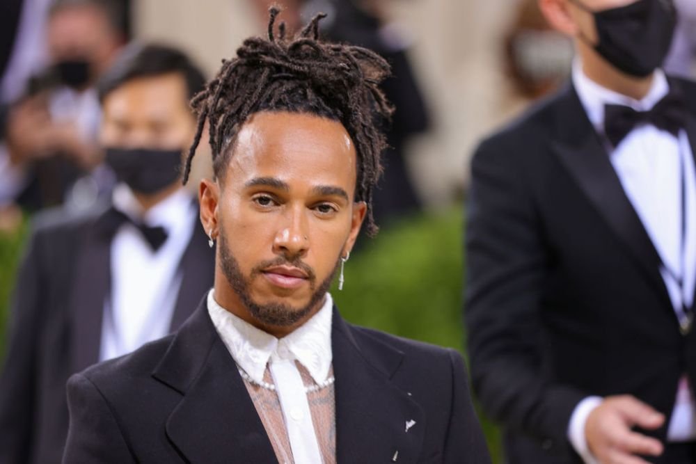 Lewis Hamilton, surprins alături de un model controversat. Cum arată tânăra cu care ar fi petrecut după MET Gala _19