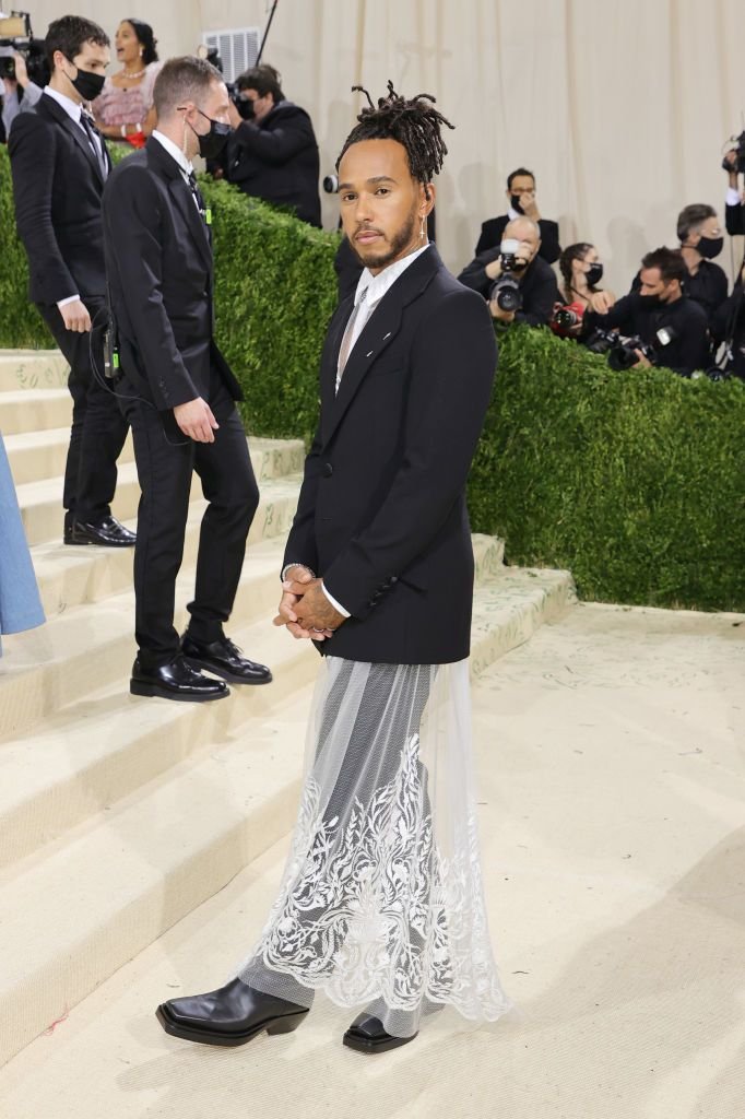 Lewis Hamilton, surprins alături de un model controversat. Cum arată tânăra cu care ar fi petrecut după MET Gala _20