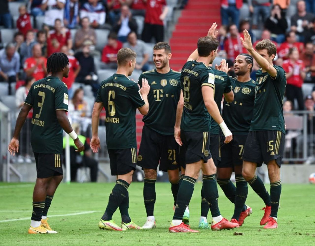 Bayern Munchen stabilește record după record în Bundesliga. E lider în campionat după o nouă victorie la scor, 7-0_1
