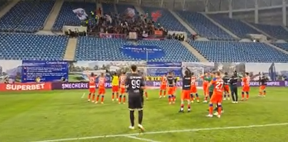 Jucătorii de la FCSB au sărbătorit alături de suporteri victoria cu FCU Craiova. Momente spectaculoase de pe stadion&nbsp;