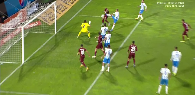 Fază controversată &icirc;n careul Craiovei! Manea, lovit cu piciorul &icirc;n piept de Bancu. Arbitrul nu a dat nimic
