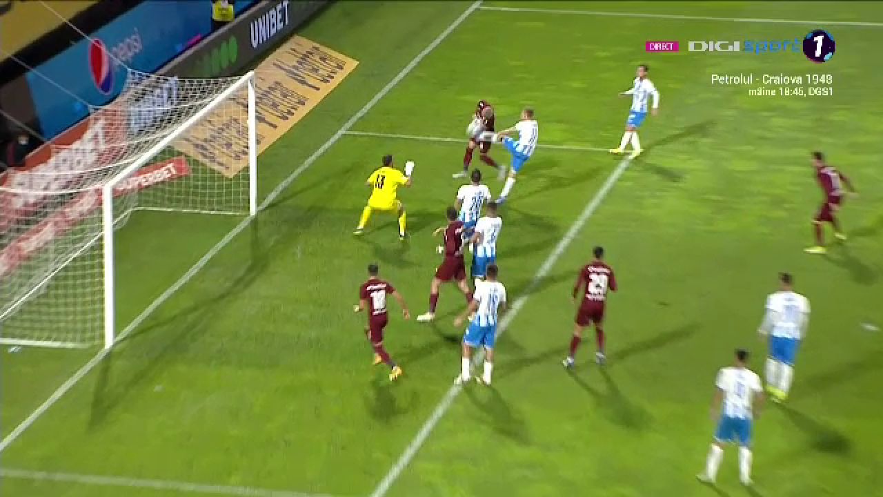 Fază controversată în careul Craiovei! Manea, lovit cu piciorul în piept de Bancu. Arbitrul nu a dat nimic_2