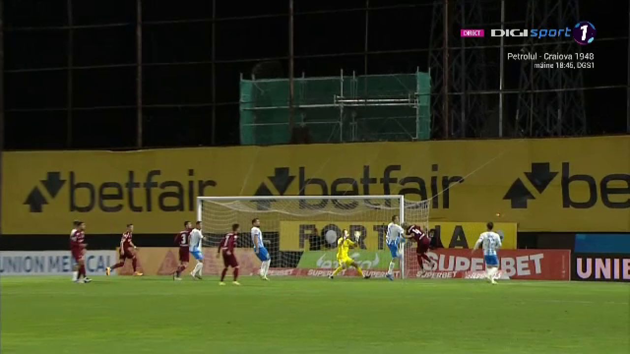 Fază controversată în careul Craiovei! Manea, lovit cu piciorul în piept de Bancu. Arbitrul nu a dat nimic_3
