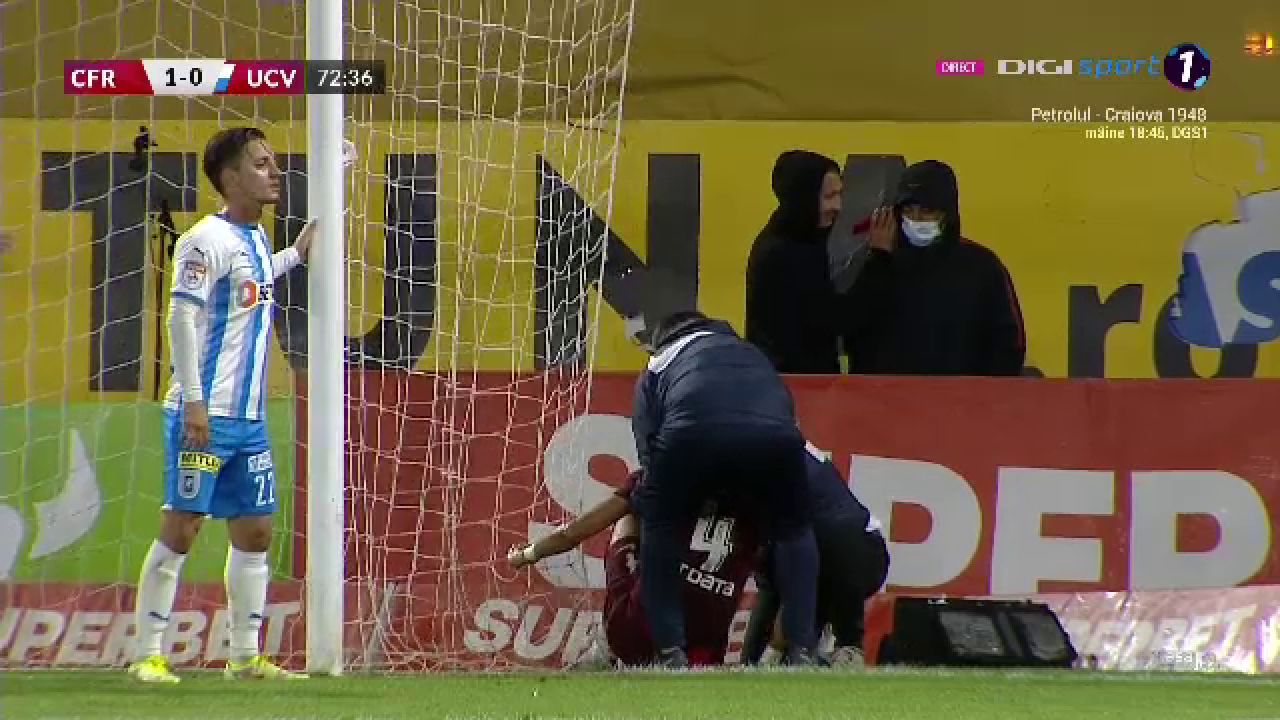 Fază controversată în careul Craiovei! Manea, lovit cu piciorul în piept de Bancu. Arbitrul nu a dat nimic_4