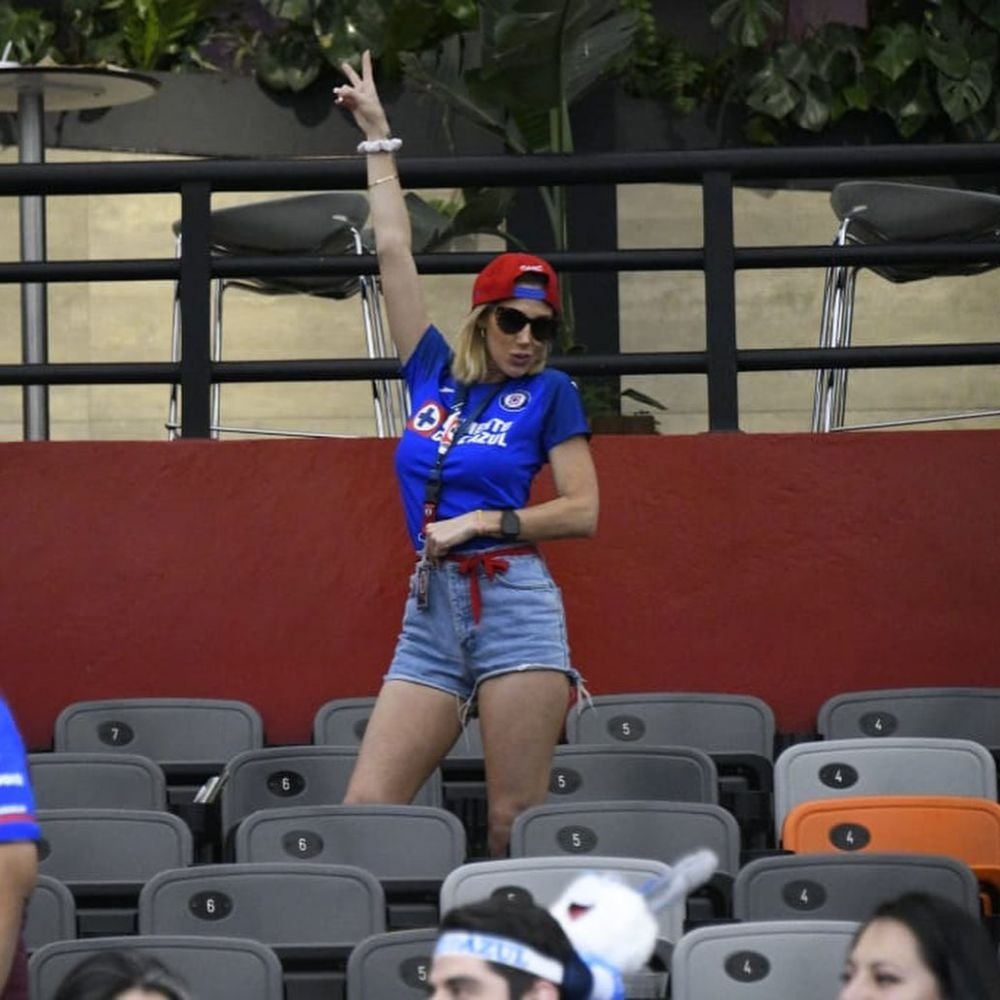 Pot fi considerate unele dintre cele mai sexy fane din fotbalul internațional. Ședința foto cu care au făcut senzație _16