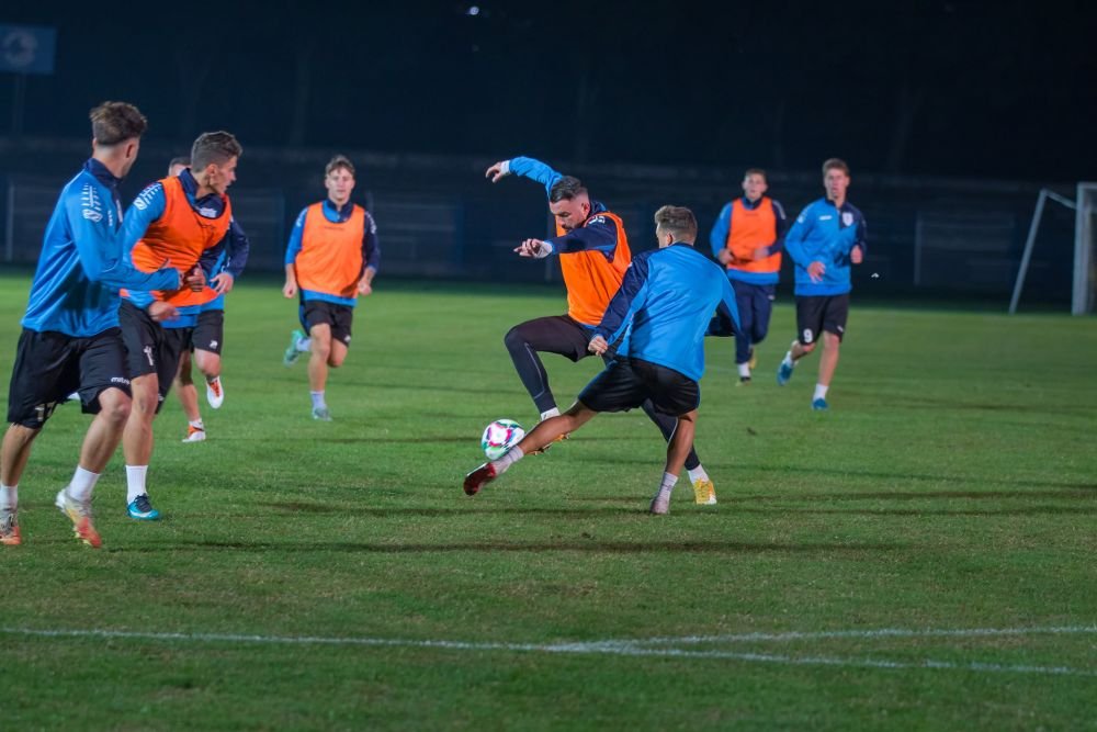 Atmosferă incendiară creată de fani la antrenamentul celor de la CS Hunedoara, &icirc;naintea meciului din Cupă cu FCSB