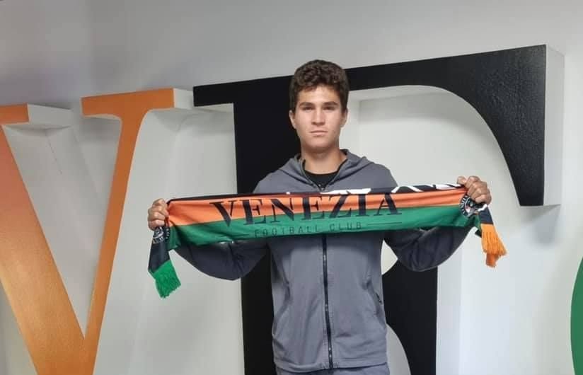 &Icirc;ncă un puști rom&acirc;n ia drumul Italiei! Va juca &icirc;n Serie A
