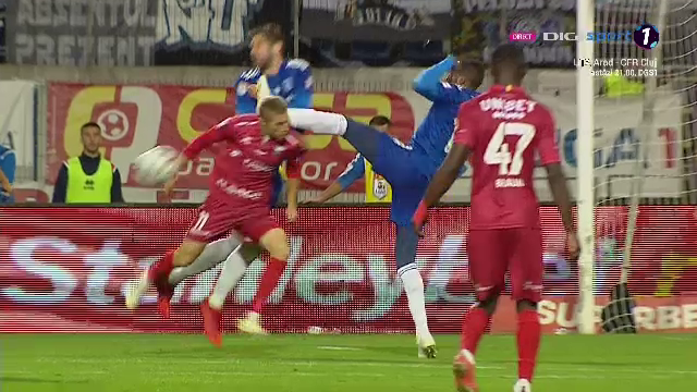 Momentul la care banca lui Botoșani a explodat! Penalty neacordat pentru gazde după ce Diallo l-a lovit pe Roman cu gheata în cap_4