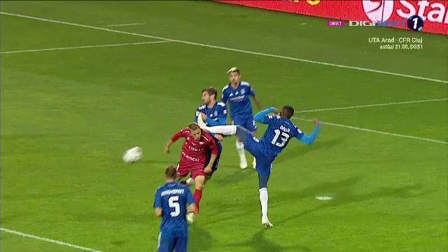 Momentul la care banca lui Botoșani a explodat! Penalty neacordat pentru gazde după ce Diallo l-a lovit pe Roman cu gheata în cap_6