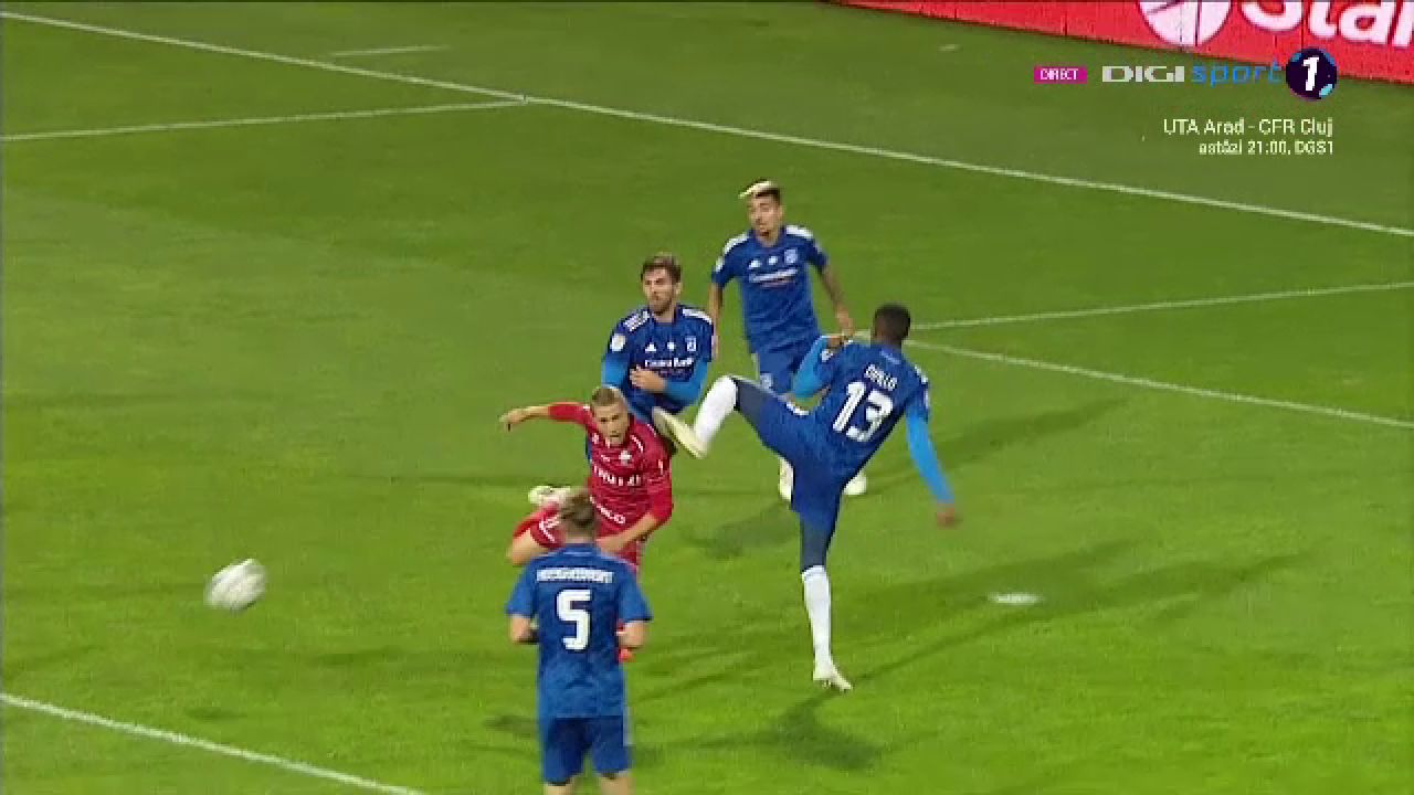 Momentul la care banca lui Botoșani a explodat! Penalty neacordat pentru gazde după ce Diallo l-a lovit pe Roman cu gheata în cap_7