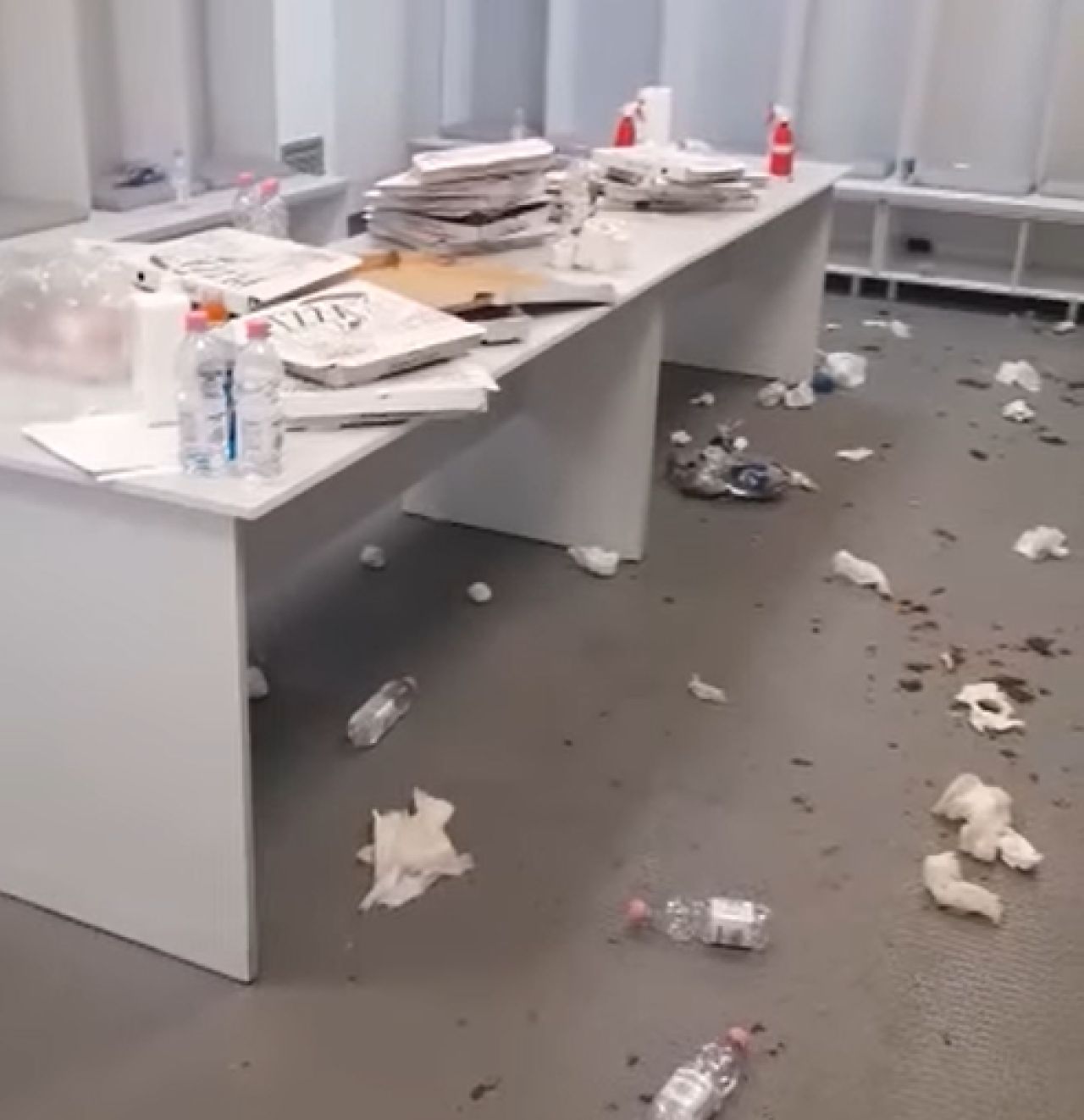 Așa a lăsat CFR-ul vestiarul la Arad! Imaginile au ajuns pe internet + paralela cu japonezii_1