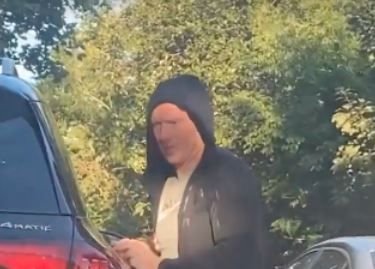 Penuria de combustibil din UK face victime! O legendă a lui United, pe marginea drumului „cerșind” combustibil_3