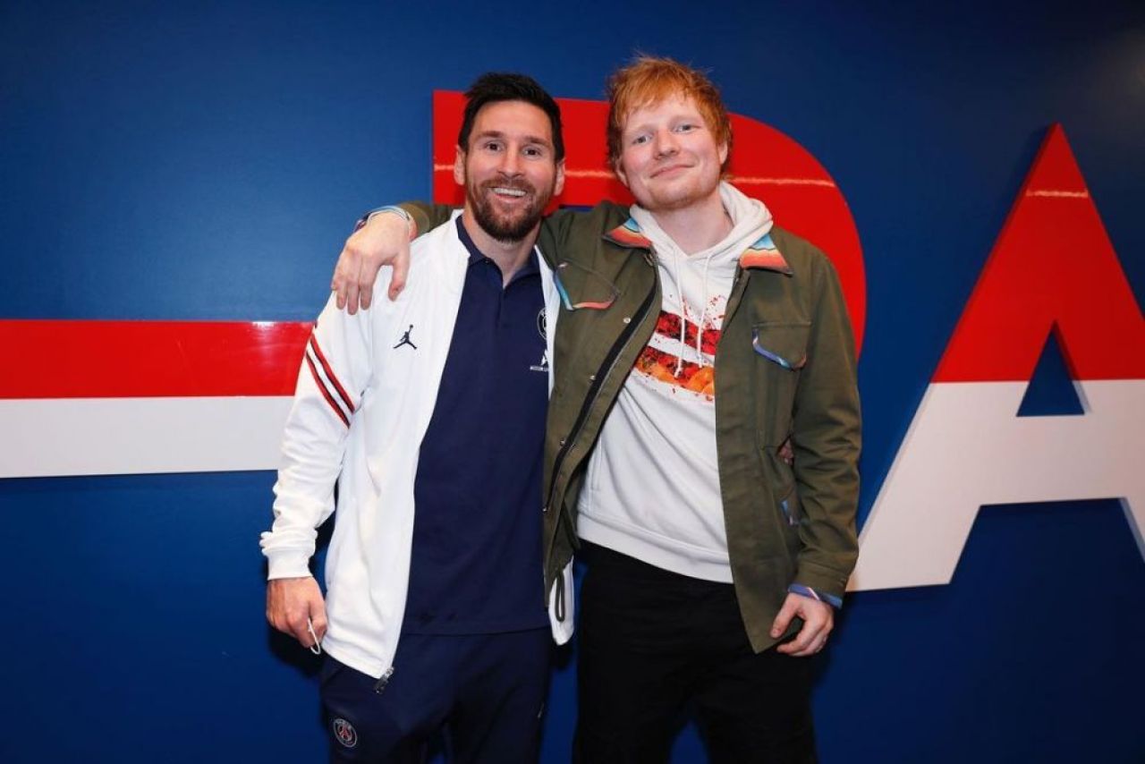 Super apariție pe Parc des Princes! Ed Sheeran, prezent la meciul cu Manchester City, s-a fotografiat cu Leo Messi _1