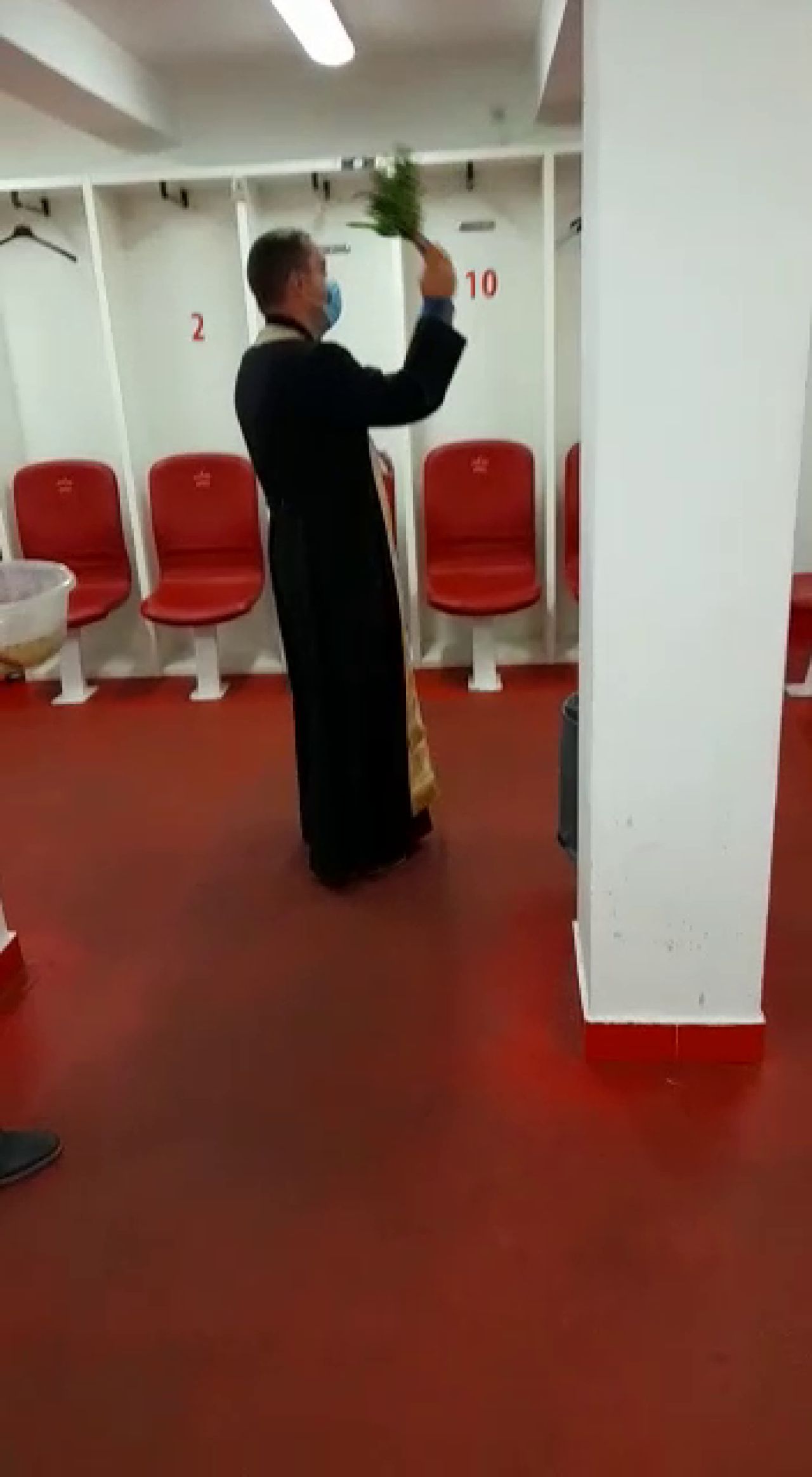 Orice pentru salvare! Dinamo a adus preotul la stadion pentru a sfinți vestiarele_1
