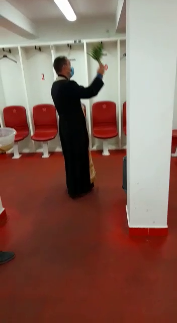 Orice pentru salvare! Dinamo a adus preotul la stadion pentru a sfinți vestiarele_2