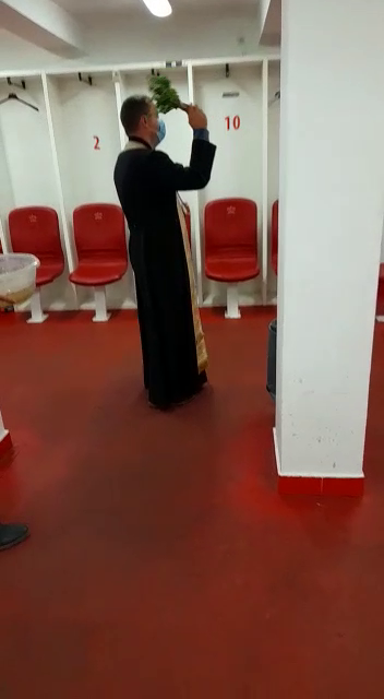 Orice pentru salvare! Dinamo a adus preotul la stadion pentru a sfinți vestiarele_4
