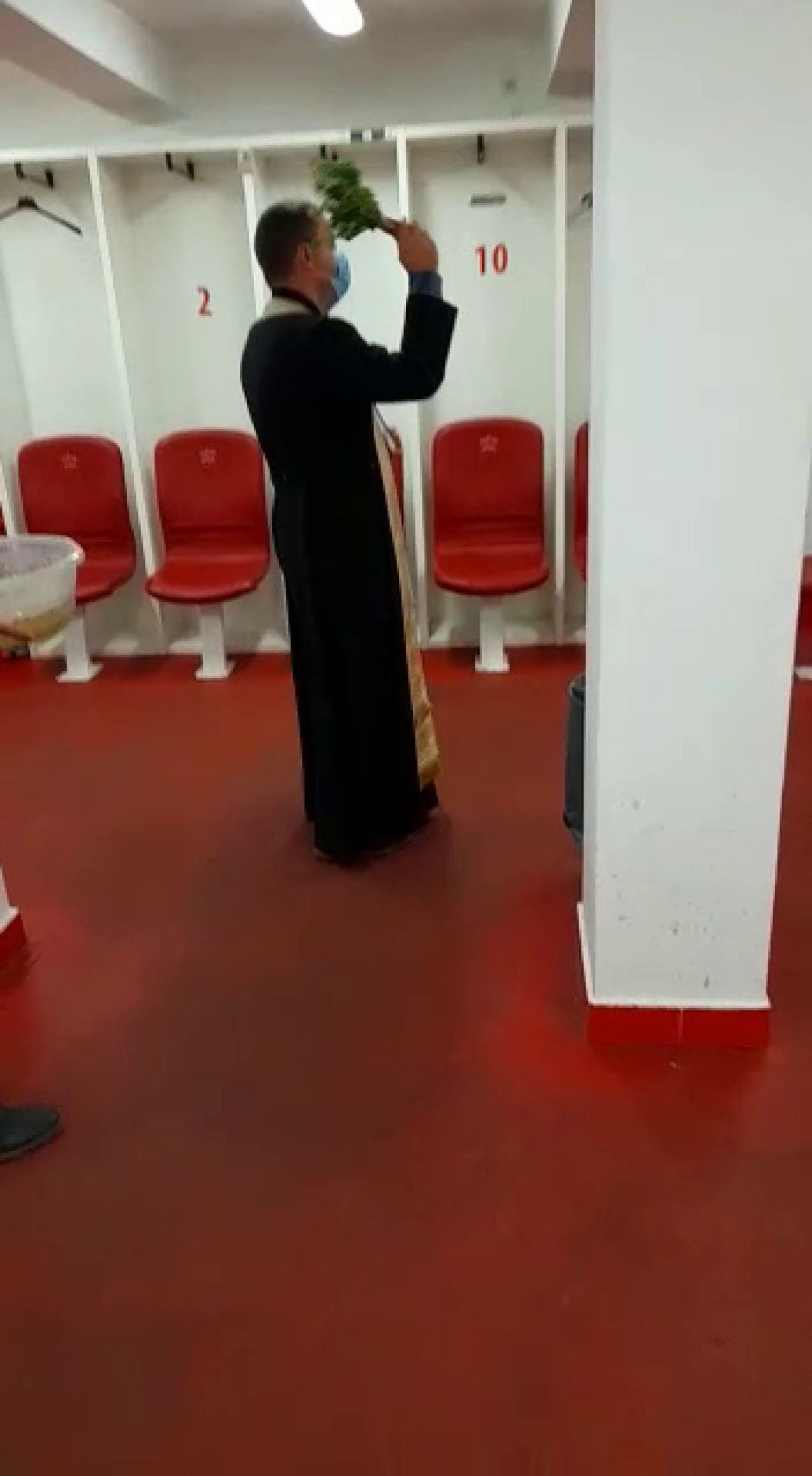 Orice pentru salvare! Dinamo a adus preotul la stadion pentru a sfinți vestiarele_4