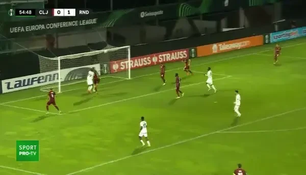 OCAZIE RANDERS! Centrare &icirc;n careul lui Figueiredo, Kamara reia cu capul de l&acirc;ngă Burcă, dar trimite peste poartă