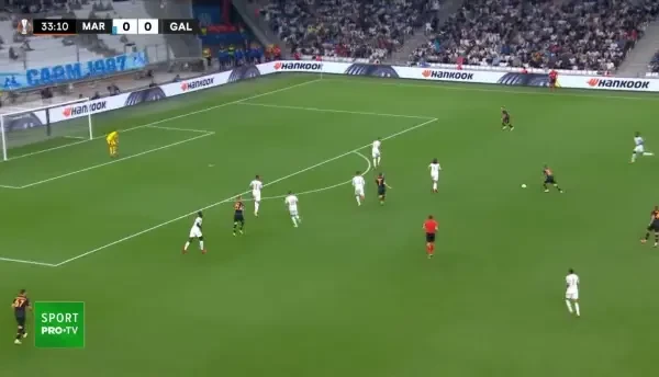 Cic&acirc;ldău șutează din afara careului, dar balonul se duce pe l&acirc;ngă poartă