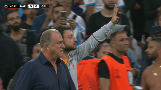 Momente incredibile la Marseille - Galata! Meciul a fost întrerupt din cauza fanilor! Terim s-a dus direct la ei_2