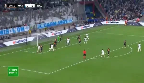 OCAZIE MARSEILLE! Salba primește la bara a doua și trimite cu capul de l&acirc;ngă Cic&acirc;ldău, dar balonul se duce &icirc;n transversală