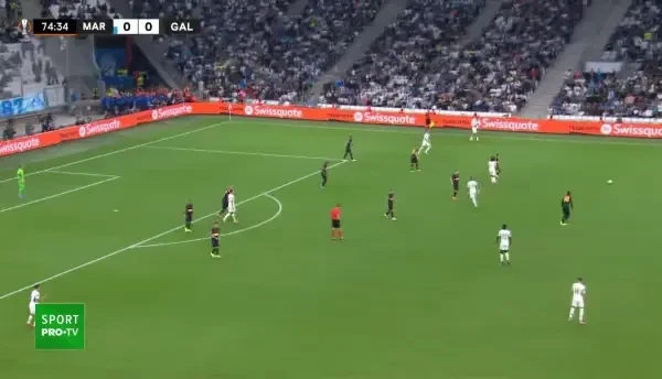 Guendouzi cade la marginea careului după un contact cu Aanholt, iar arbitrul verifică faza cu ajutoul VAR