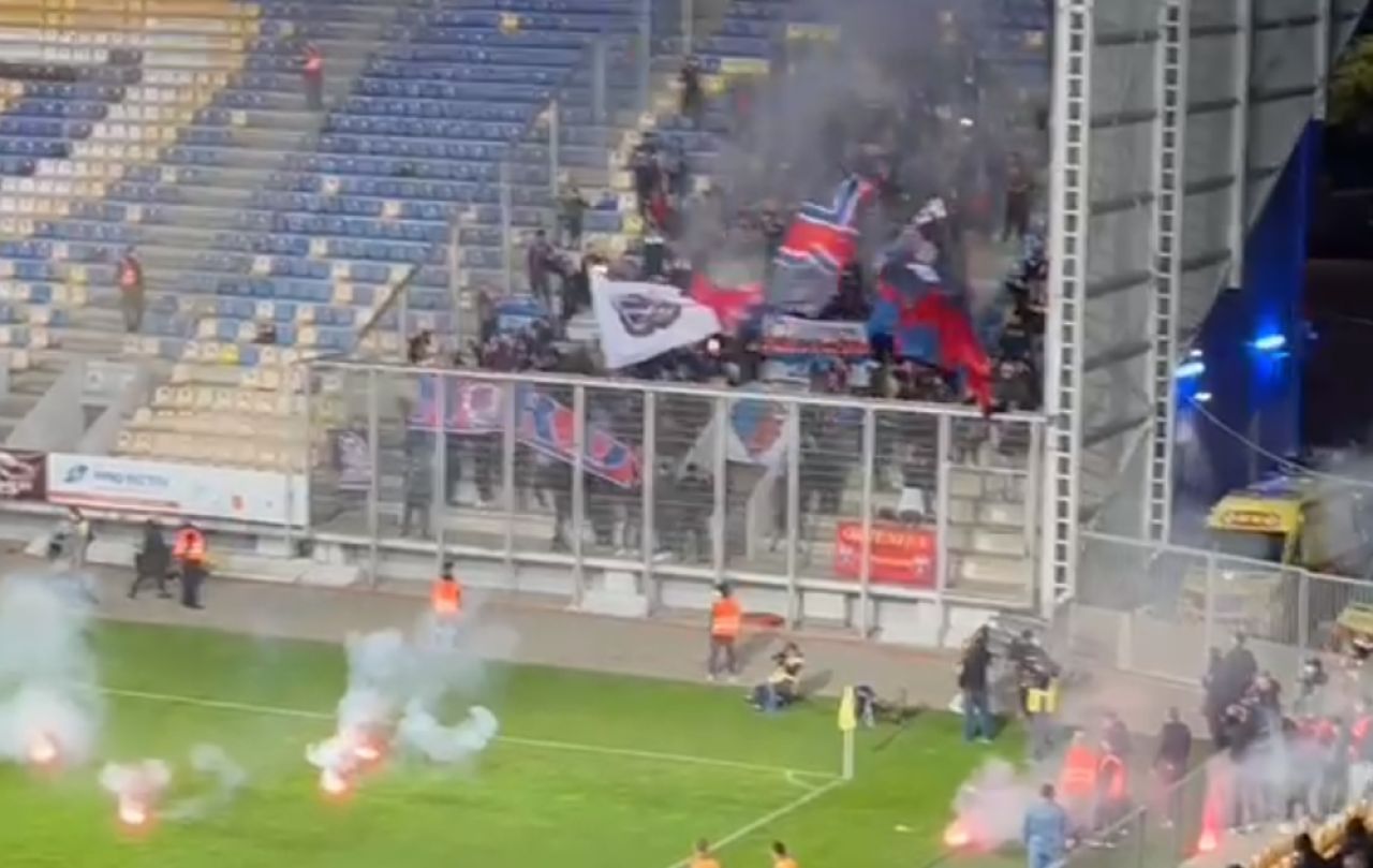 Ultrașii FCSB-ului, calmați de Edi Iordănescu! Reacția antrenorului la materialele pirotehnice aruncate în teren_2