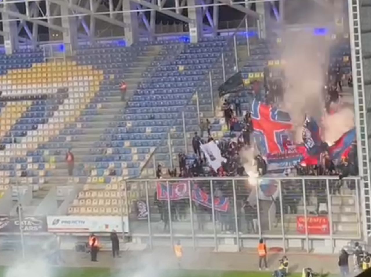 Ultrașii FCSB-ului, calmați de Edi Iordănescu! Reacția antrenorului la materialele pirotehnice aruncate în teren_5