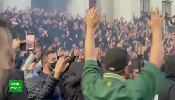 S-au răzgândit! Suporterii lui FCU vor merge pe stadion! Imagini spectaculoase cu Peluza Sud în centrul Craiovei