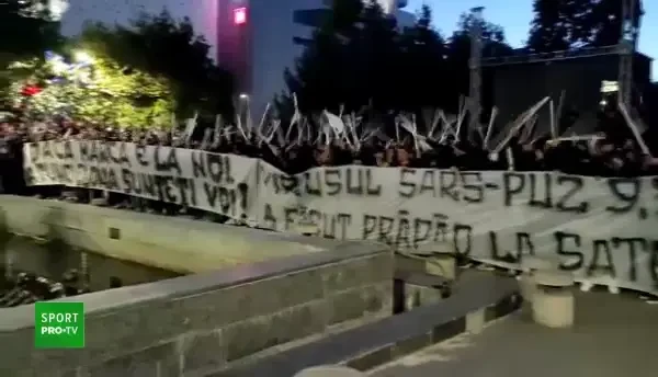 Suporterii Universității Craiova au făcut spectacol înaintea meciului cu FCU Craiova