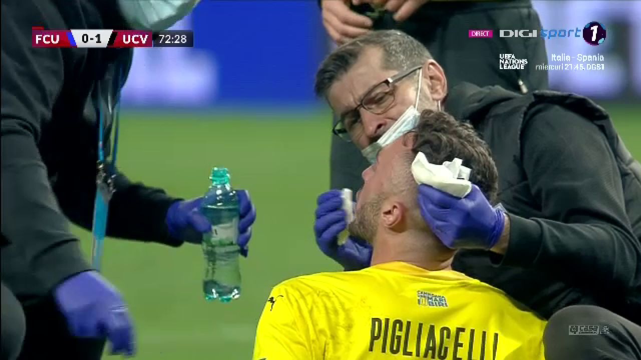 FCU Craiova - Univ. Craiova 0-2 | Dan Nistor le-a adus victoria oaspeților. Un suporter a decedat în tribune, după ce a suferit un infarct_16