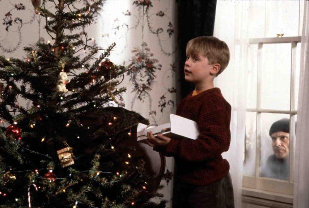 Macaulay Culkin, aproape de nerecunoscut. Starul din Singur acasă surprins la plimbare alături de bebeluș